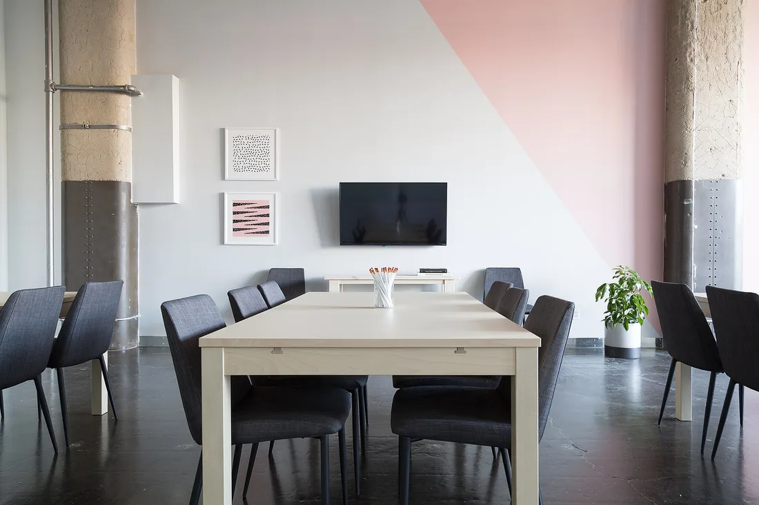 Sala de reuniones con mesa larga y sillas junto a los ventanales · Vaciado de oficinas y locales de empresa en Barcelona