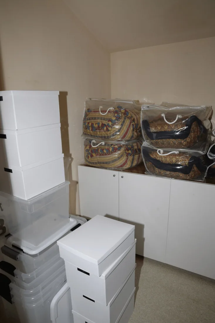 Cajas y enseres embalados y apilados, listos para retirar · Mudanzas en Barcelona