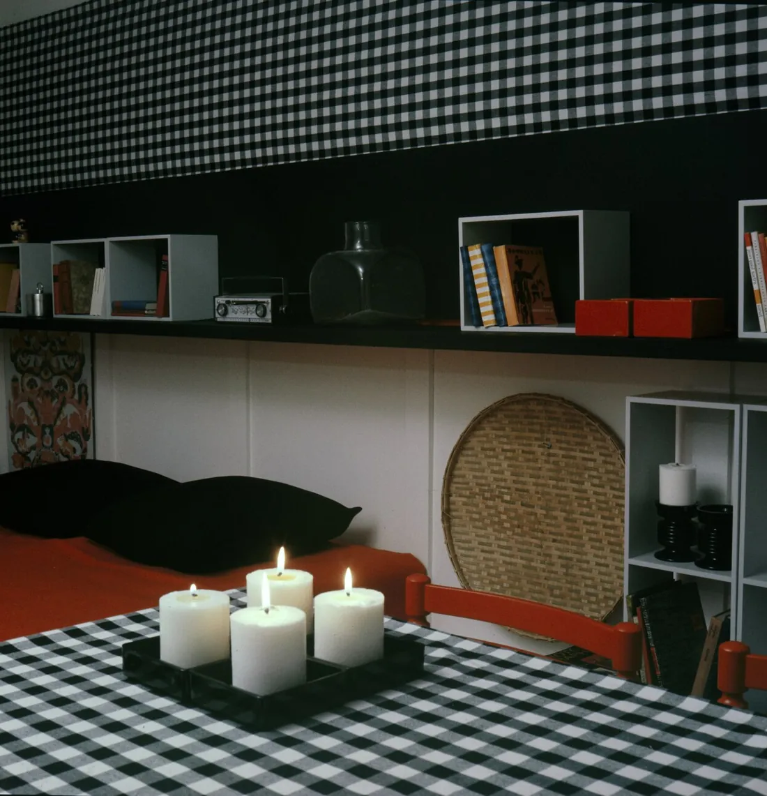 Estancia con estanterías, velas y sofá bajo, en una vivienda como las que vaciamos en Horta-Guinardó