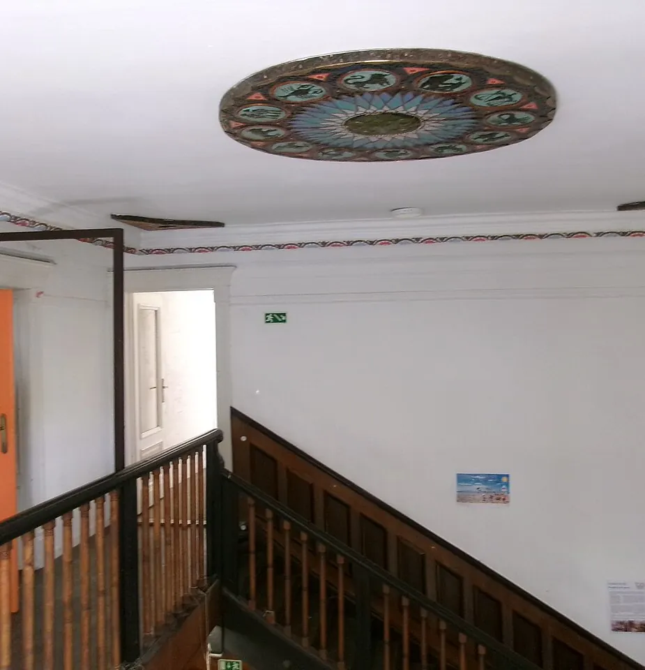 Rellano y escalera de madera de una finca antigua, en una vivienda como las que vaciamos en Cornellà de Llobregat