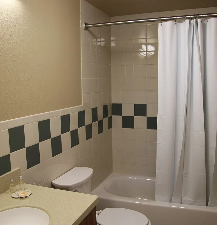 Cuarto de baño con bañera, lavabo e inodoro, en una vivienda como las que vaciamos en Esplugues de Llobregat
